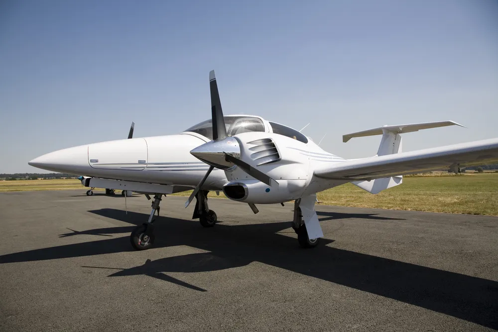 twin engine airplane